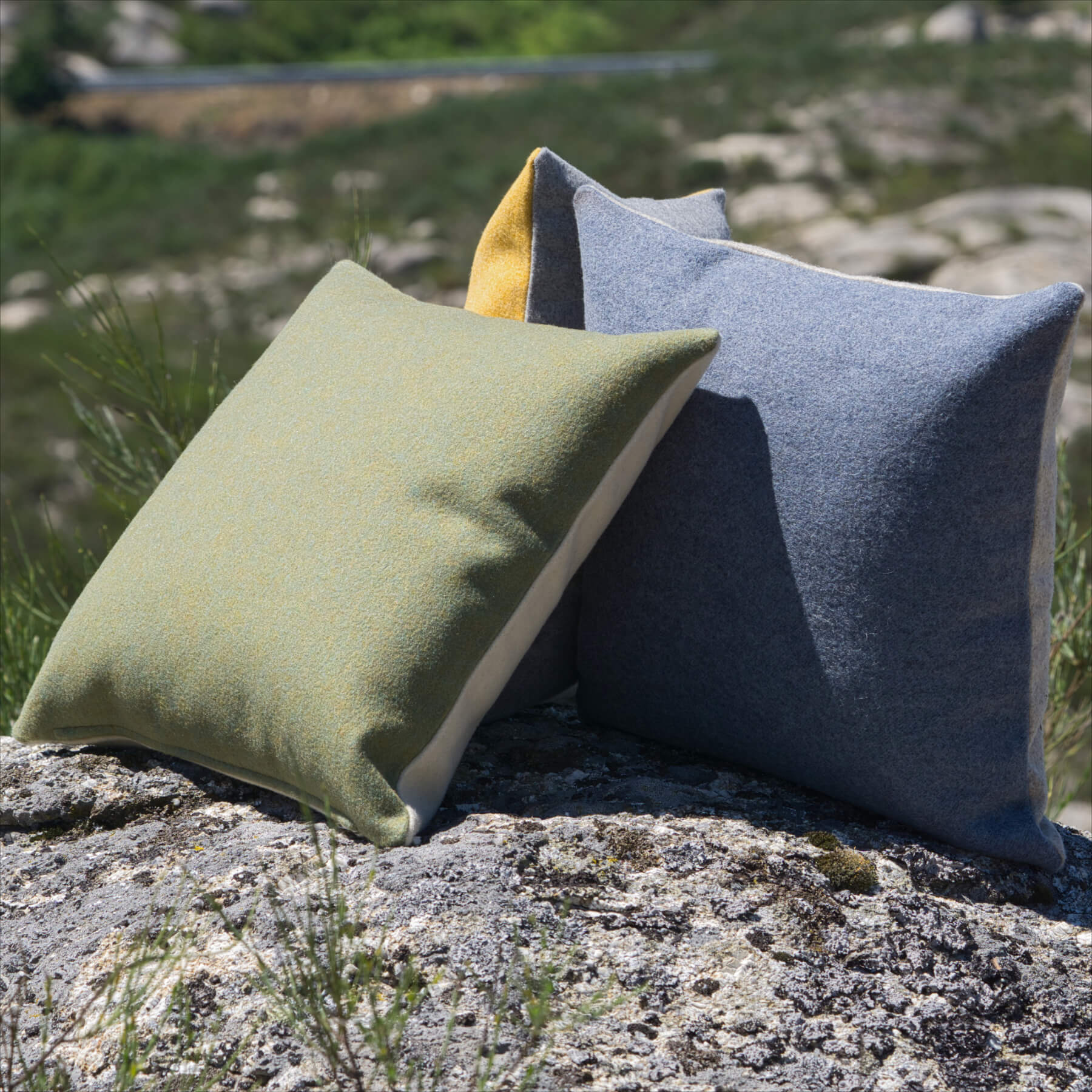 Dekokissen 'Bicolor' 40 x 40 cm, 100% Schafwolle – Beidseitig nutzbar: Avocado & Pearl