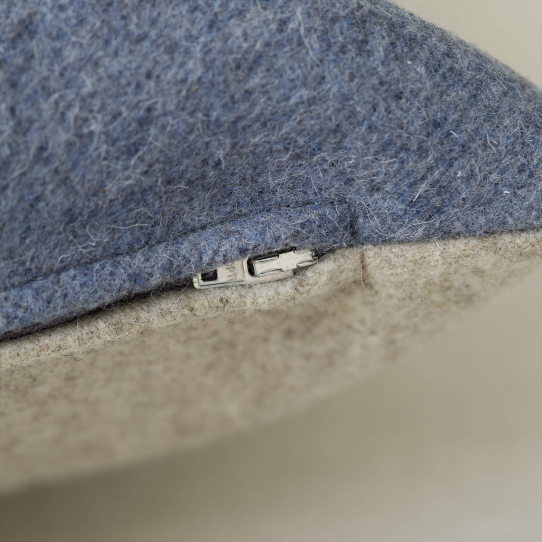 Dekokissen 'Bicolor' 40 x 40 cm, 100% Schafwolle – Beidseitig nutzbar: Denim & Light Sarrubecco EU