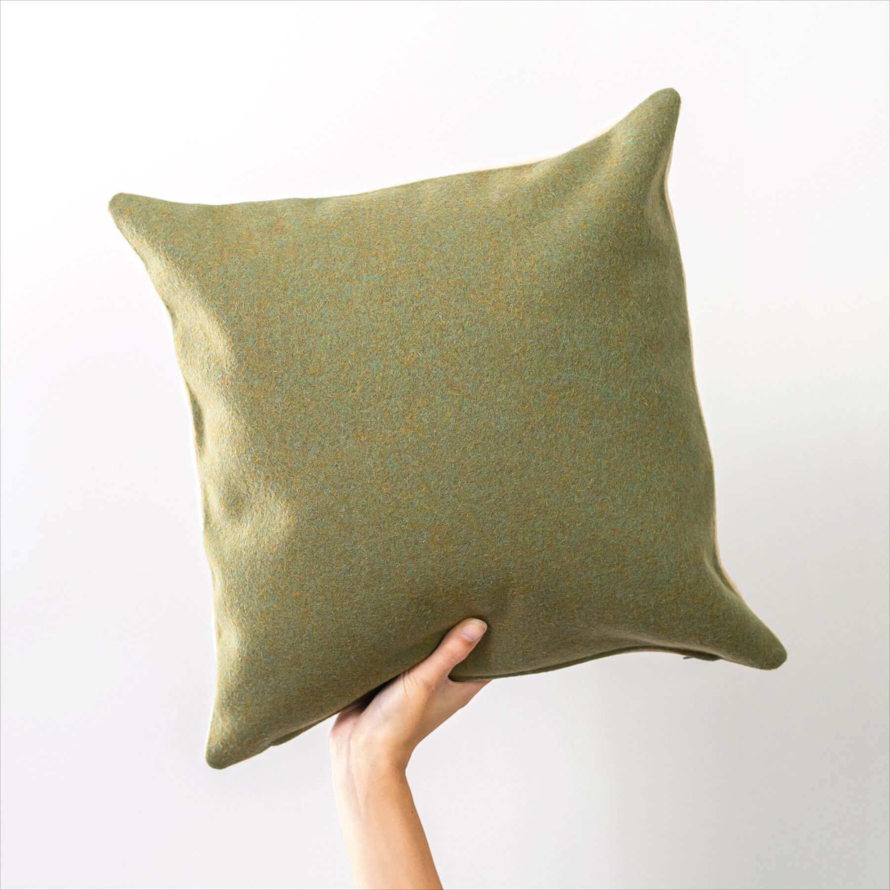 Dekokissen 'Bicolor' 40 x 40 cm, 100% Schafwolle – Beidseitig nutzbar: Avocado & Pearl