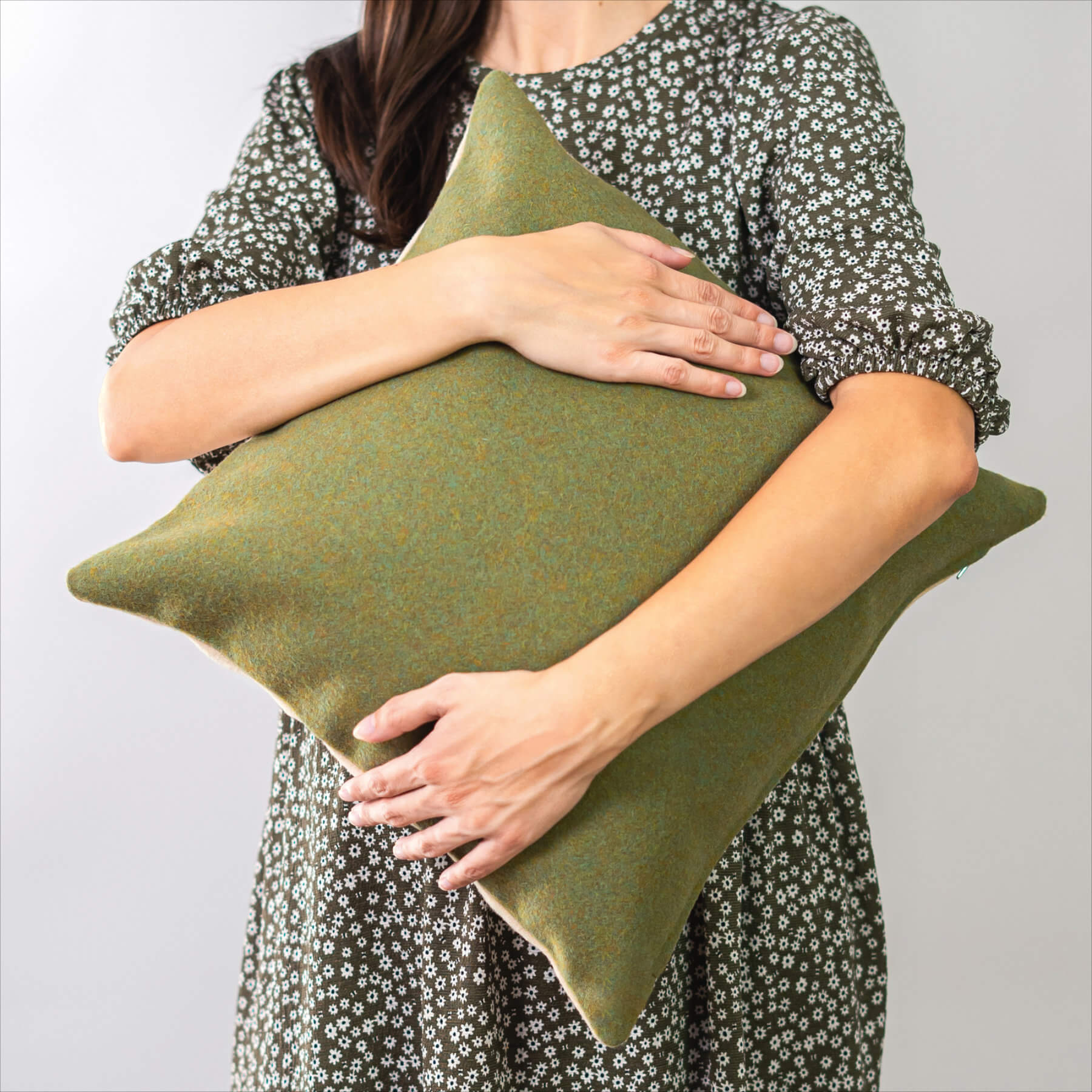 Decorative Cushion Bicolor 40 x 40 cm, 100% Sheep Wool – Double-Sided: Avocado & Pearl
